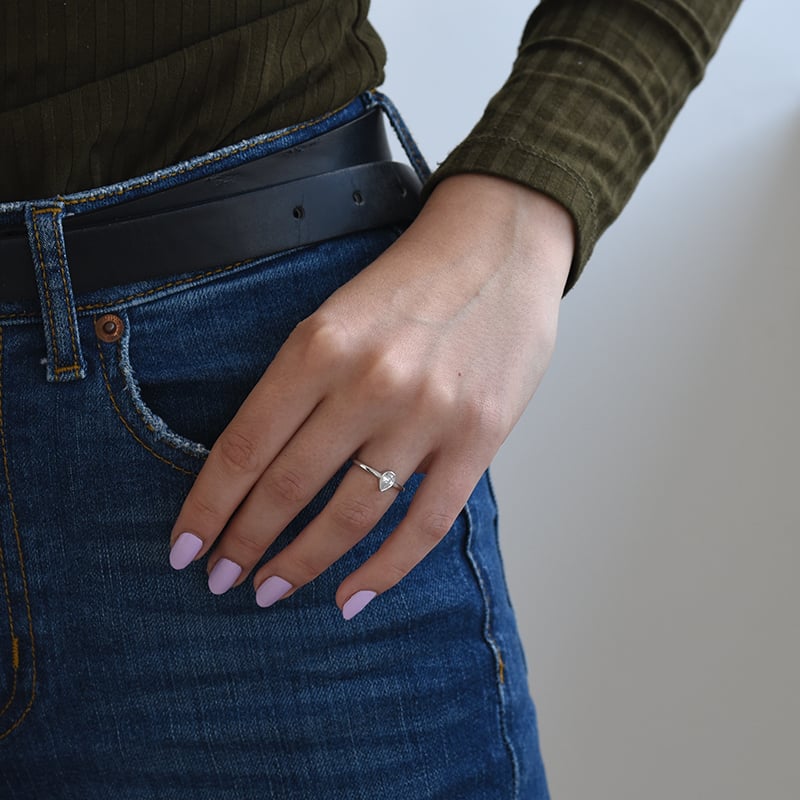 Goldring auf dem Damenhand 62670