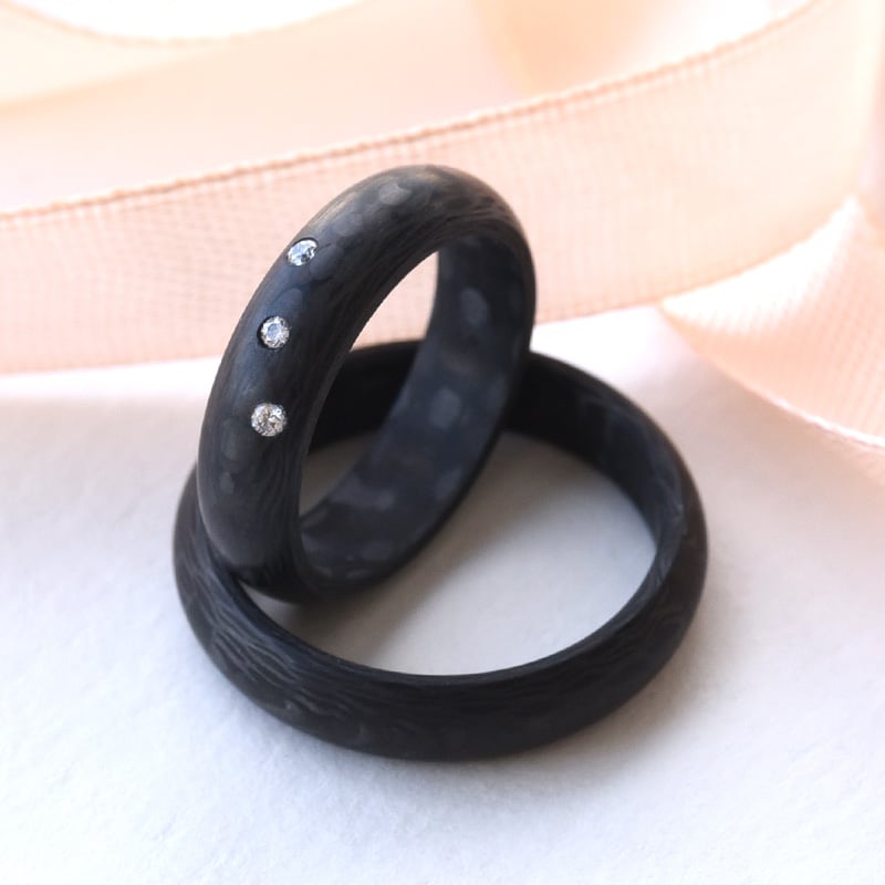 Halbrunde Trauringe aus Carbon mit drei Diamanten Zimzi 77710