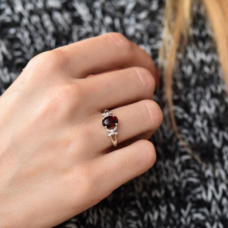 Weißgold Granat-Ring auf dem Finger 5102