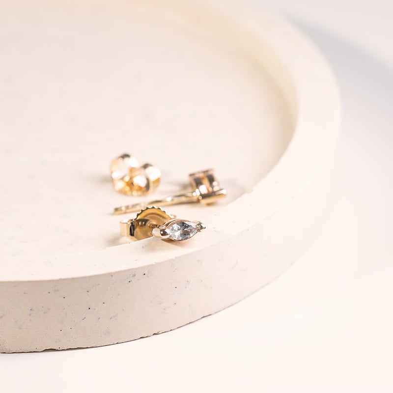 Minimalistische Ohrstecker mit weißen Saphiren Daina 121583