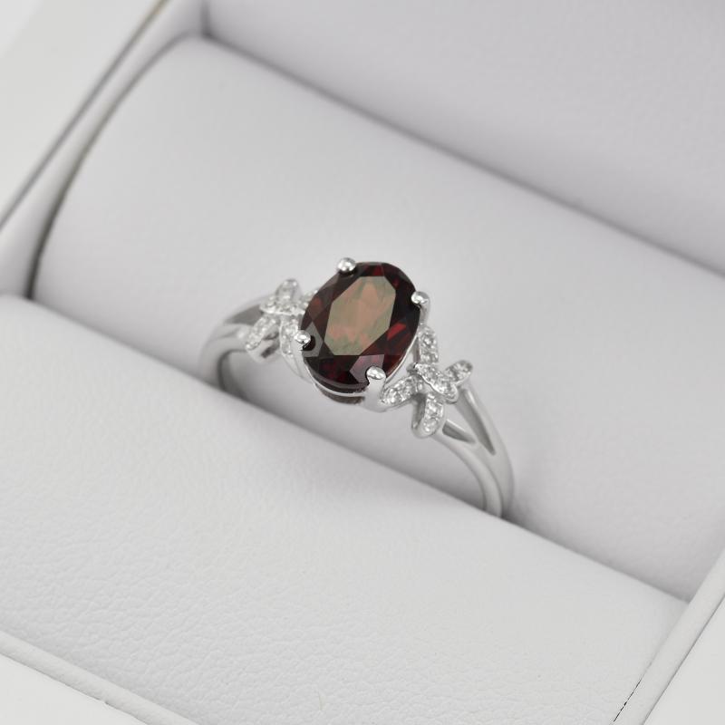 Granat Ring in Weißgold in Eppi-Geschenkbox 5103