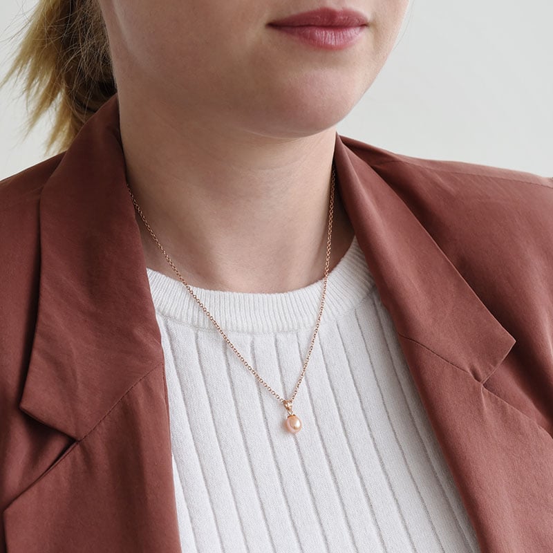 Vergoldeter Anhänger mit pfirsichfarbener Perle Austen 87857