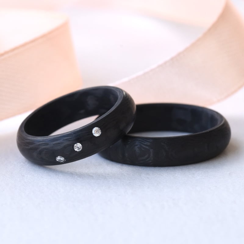 Halbrunde Trauringe aus Carbon mit drei Diamanten Zimzi 77709