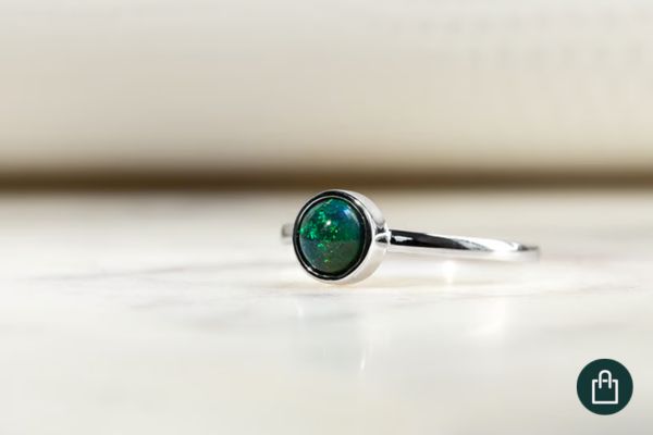 Ring mit natuerlichem schwarzem Opal mit gruenen Reflexen