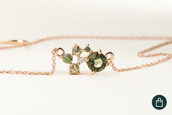 Schmuckset aus Cluster-Schmuck mit Moldaviten, gruenen Saphiren und Diamanten