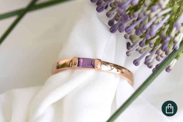 Minimalistischer Ring mit Baguette-Amethyst
