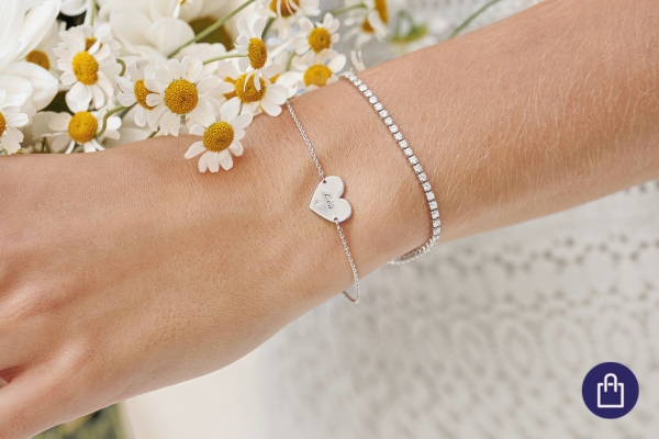 Layering von Silberarmbändern