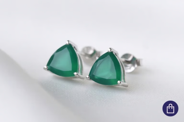 Ohrringe mit grünen Edelsteinen