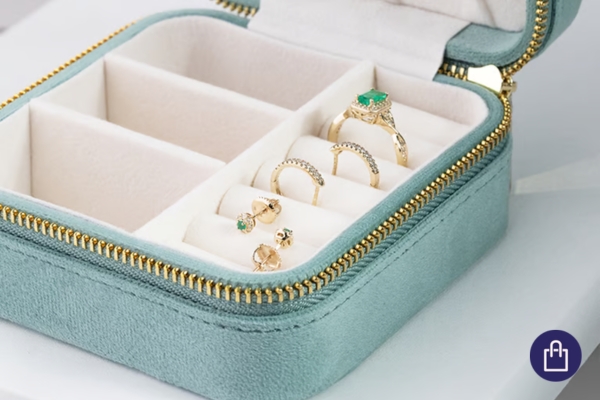 Grüne Schmuckschatulle mit Schmuck