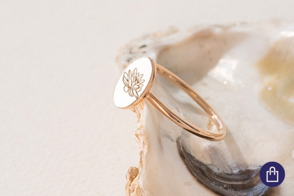 Ovaler Ring mit eingravierter Blume