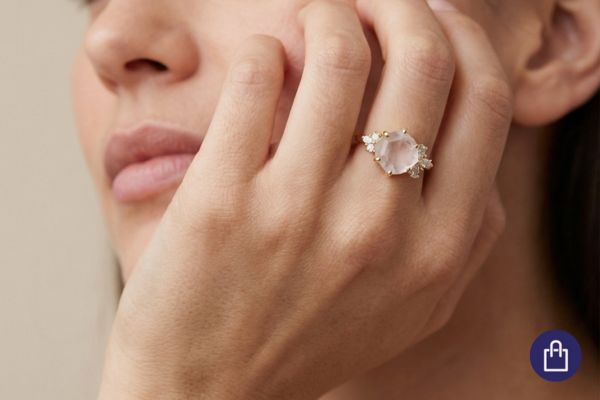 Scheidungsring mit Mondstein an der Hand