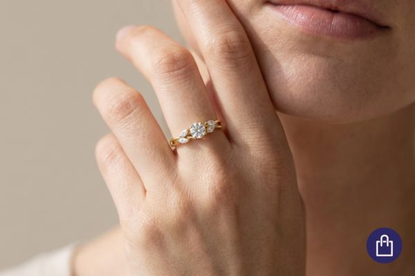 Divorce ring mit Diamant an der Hand