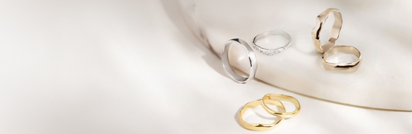 Eheringe in verschiedenen Farbtönen