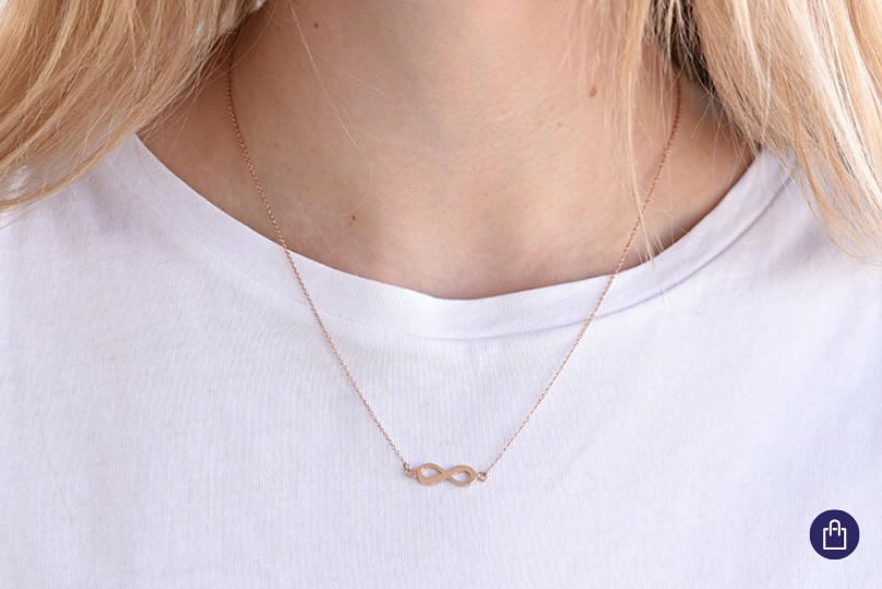 Goldene Halskette mit Unendlichkeitssymbol Infinity