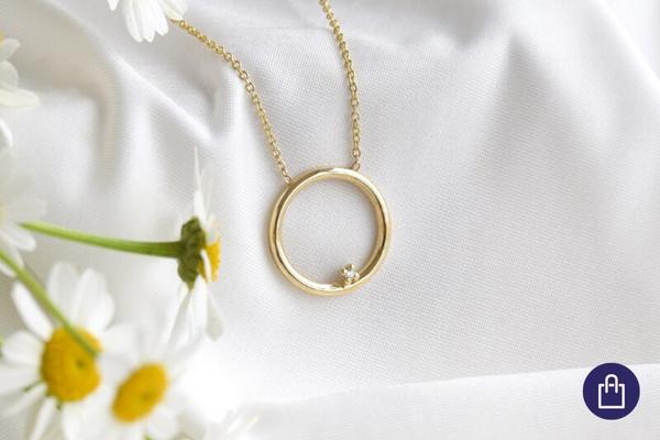 Goldene Karma-Kette mit einem Diamanten