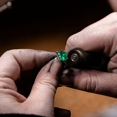 Smaragd wird in der Goldschmiedewerkstatt von Eppi in einen Ring gefasst