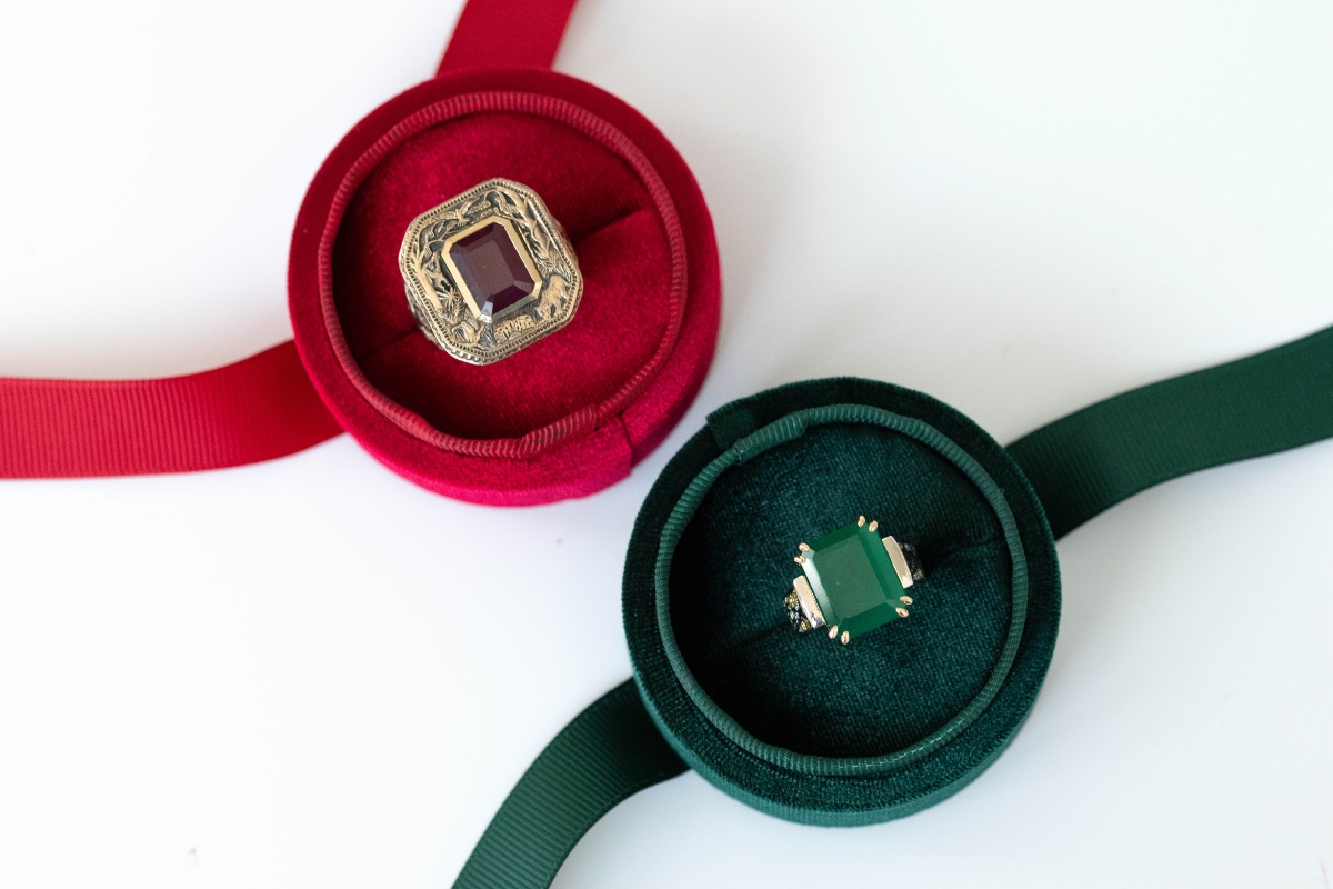 Maßgefertigter Schmuck – Damenring mit Smaragd und Dschungelmotiv