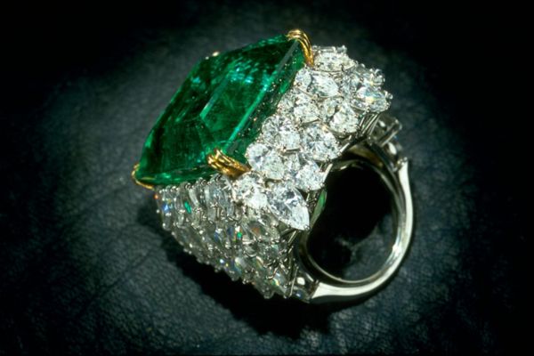Chalk Emerald – kolumbianischer Smaragd (37,82 ct) im Ring von Harry Winston