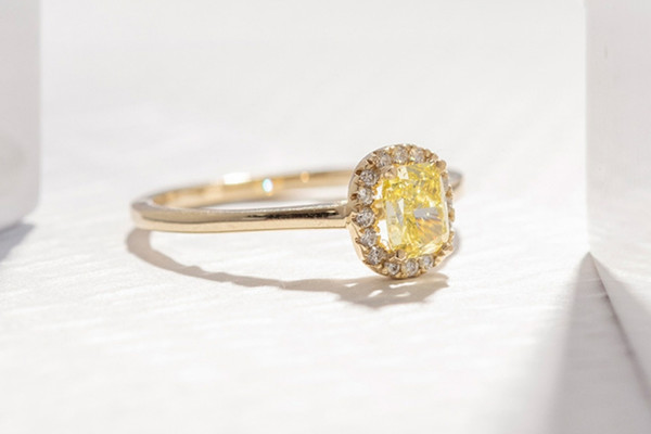 Verlobungsring mit einem zertifizierten yellow Lab Grown Diamanten