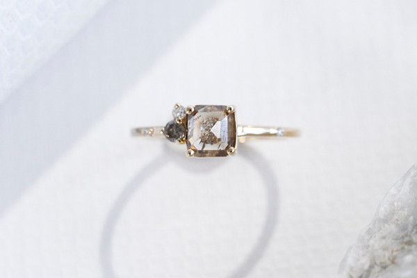 Goldener Ring mit Salt and Pepper Diamanten