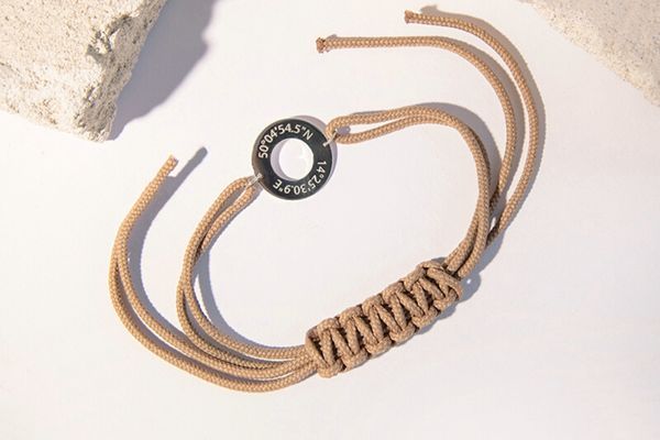 String-Armband mit gravierten Wunschkoordinaten