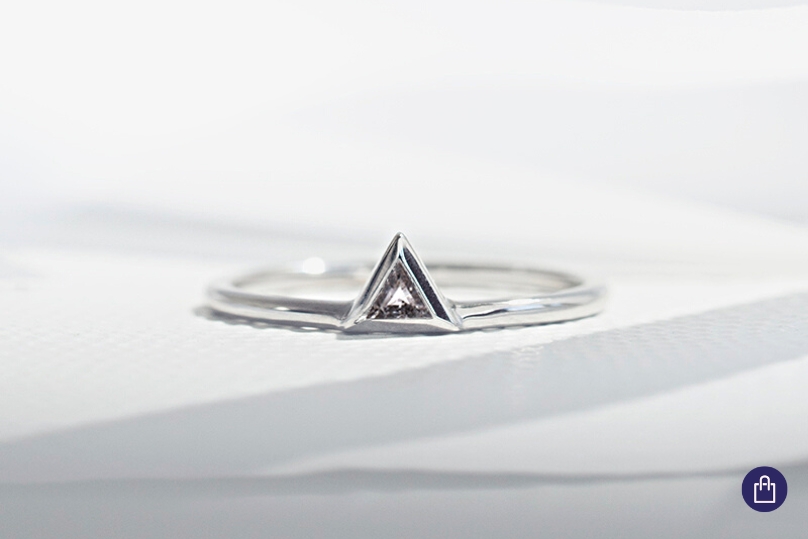Ring mit einem Salt and Pepper Diamanten in Trillion-Form
