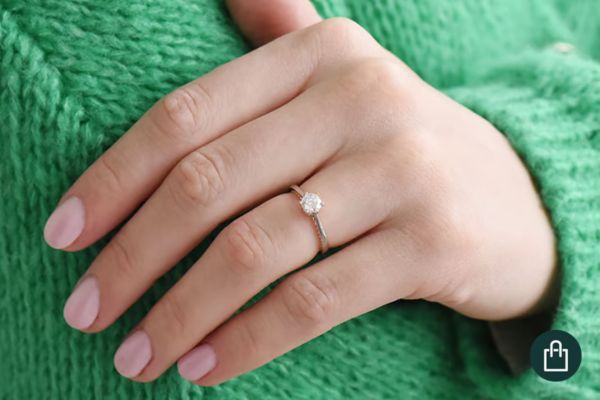 Verlobungsring am Ringfinger der linken Hand