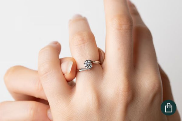 Verlobungsring am linken Ringfinger