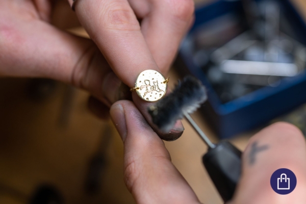 Detail des polierten Silberarmbands Der Kleine Prinz