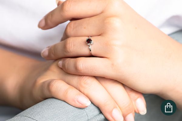 Verlobungsring mit böhmischem Granat und Diamanten Rosa