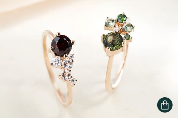 Ring mit böhmischem Granat und Ring mit Moldavit aus der Kollektion Bohemian Treasures