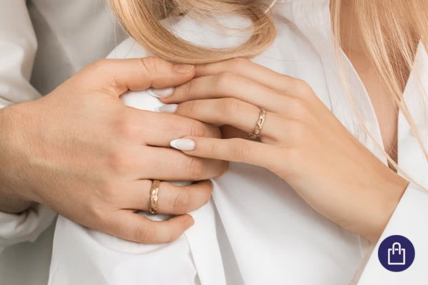 Haselnussgold Eheringe an der Hand