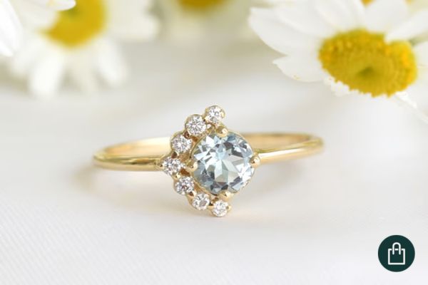 Goldener Ring mit Aquamarin und Diamanten