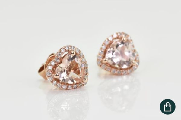 Goldohrringe mit Morganit-Herzen, umgeben von Diamanten