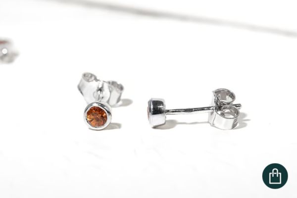 Minimalistische Bezel-Ohrringe Tofine mit orangen Saphiren