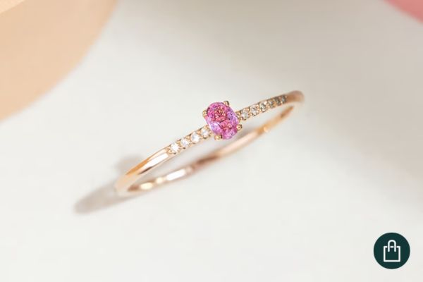 Goldener Verlobungsring mit pinkem Saphir und Lab-grown-Diamanten
