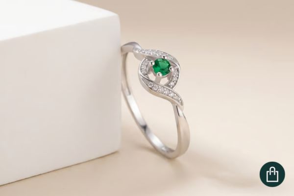 Verlobungsring mit Smaragd und seitlichen Diamanten