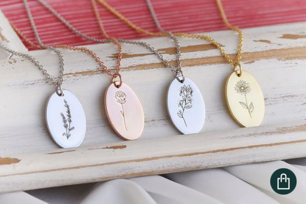 Personalisierter goldener Anhänger mit gravierter Blume