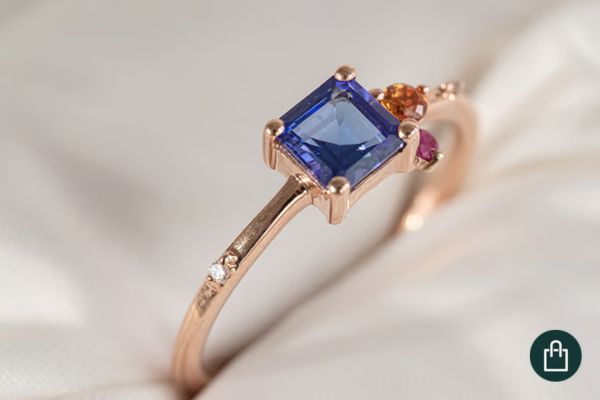 Goldener Cluster-Ring mit Asscher-Tansanit