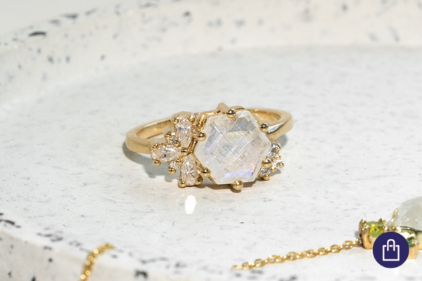 Schmuck mit Mondstein im Zeichen des Hasens