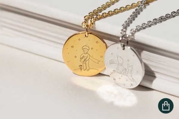 Zwei silberne Anhänger Der Kleine Prinz, vorne mit Rose, daneben mit Fuchs