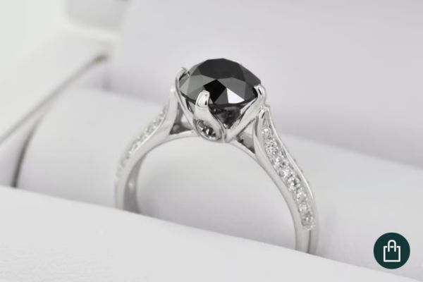 Verlobungsring mit schwarzem Diamant