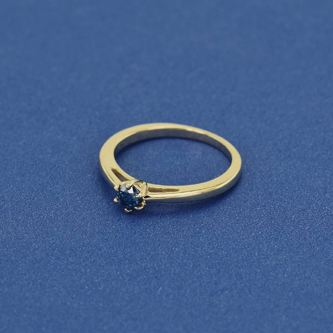 Ring mit blauem Diamant