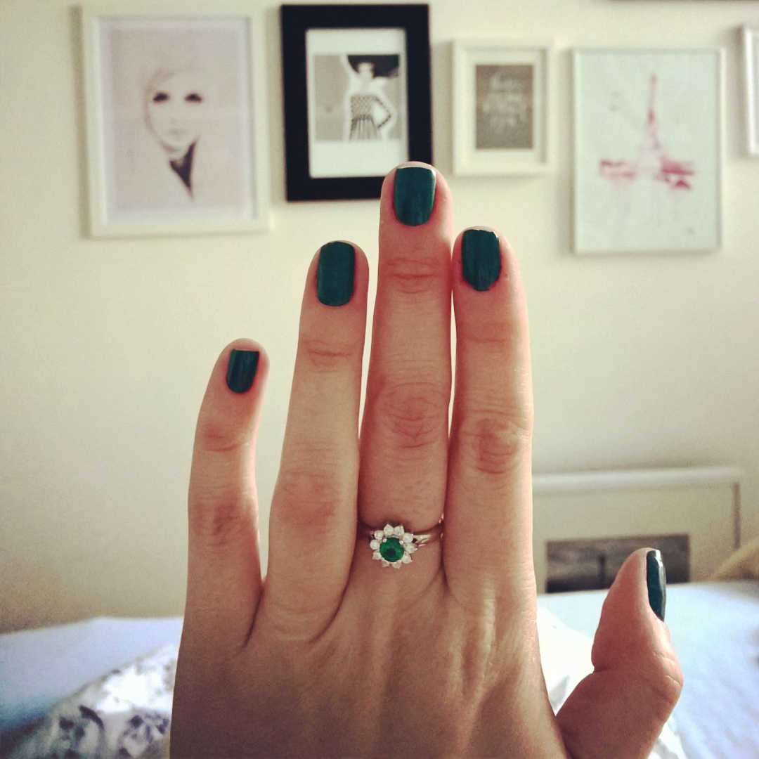 Silberner Ring mit Smaragdblüte