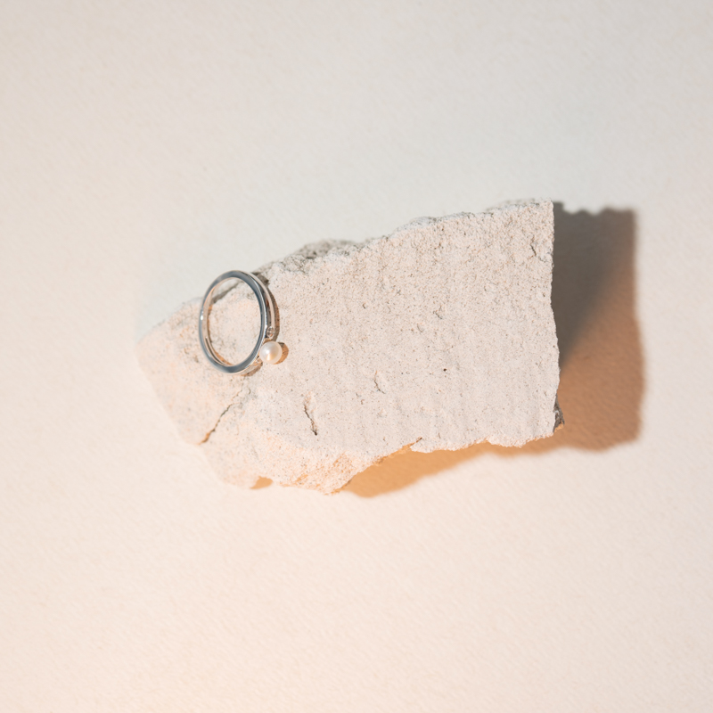 Silberner Ring mit einer weißen Perle und Zirkonia Shayna 104660