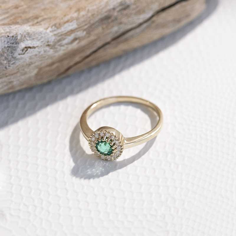 Goldener Halo Ring mit Smaragd umgeben von Diamanten Tafne 111600