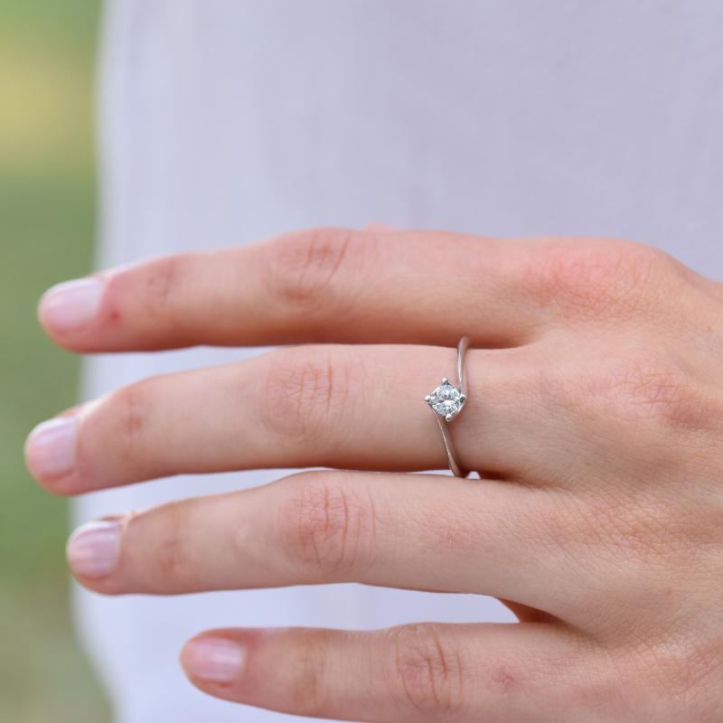 Damenhand mit Verlobungsring und Diamant 11950