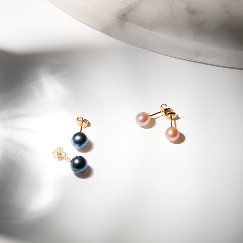 Geheimnisvolle schwarze Perlen in goldenen Ohrringen Dione 129850
