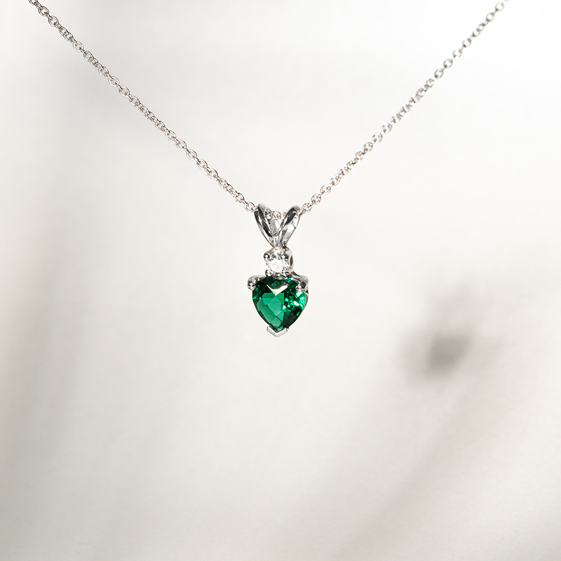 Goldanhänger mit Smaragd-Herz und Diamant Dorevie 135230
