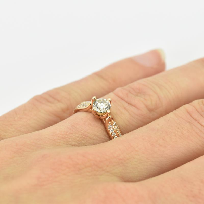 Verlobungsring mit Diamanten auf dem Finger 15210